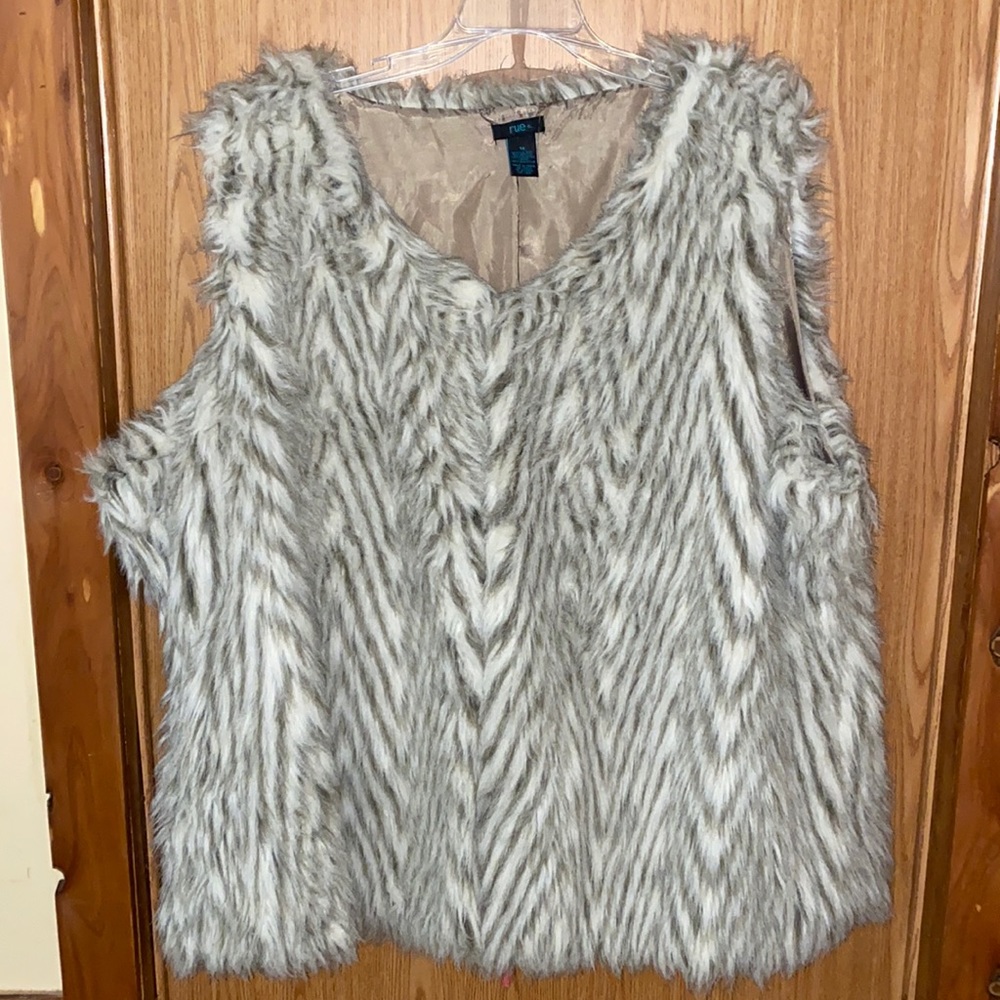 Woman’s plus size Rue 21 3xl faux fur vest